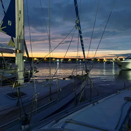 Botel Bed&boat Experience