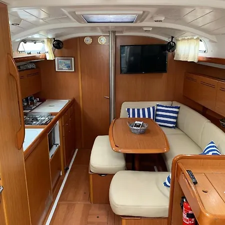 Botel Bed&boat Experience